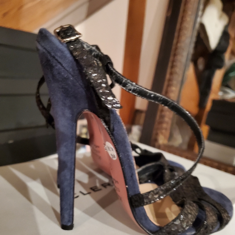 NIB heels - Picture 5 of 8